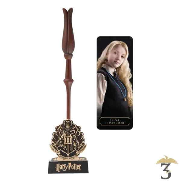 STYLO BAGUETTE LUNA LOVEGOOD AVEC SOCLE & MARQUE PAGE LENTICULAIRE - Les Trois Reliques, magasin Harry Potter - Photo N°1